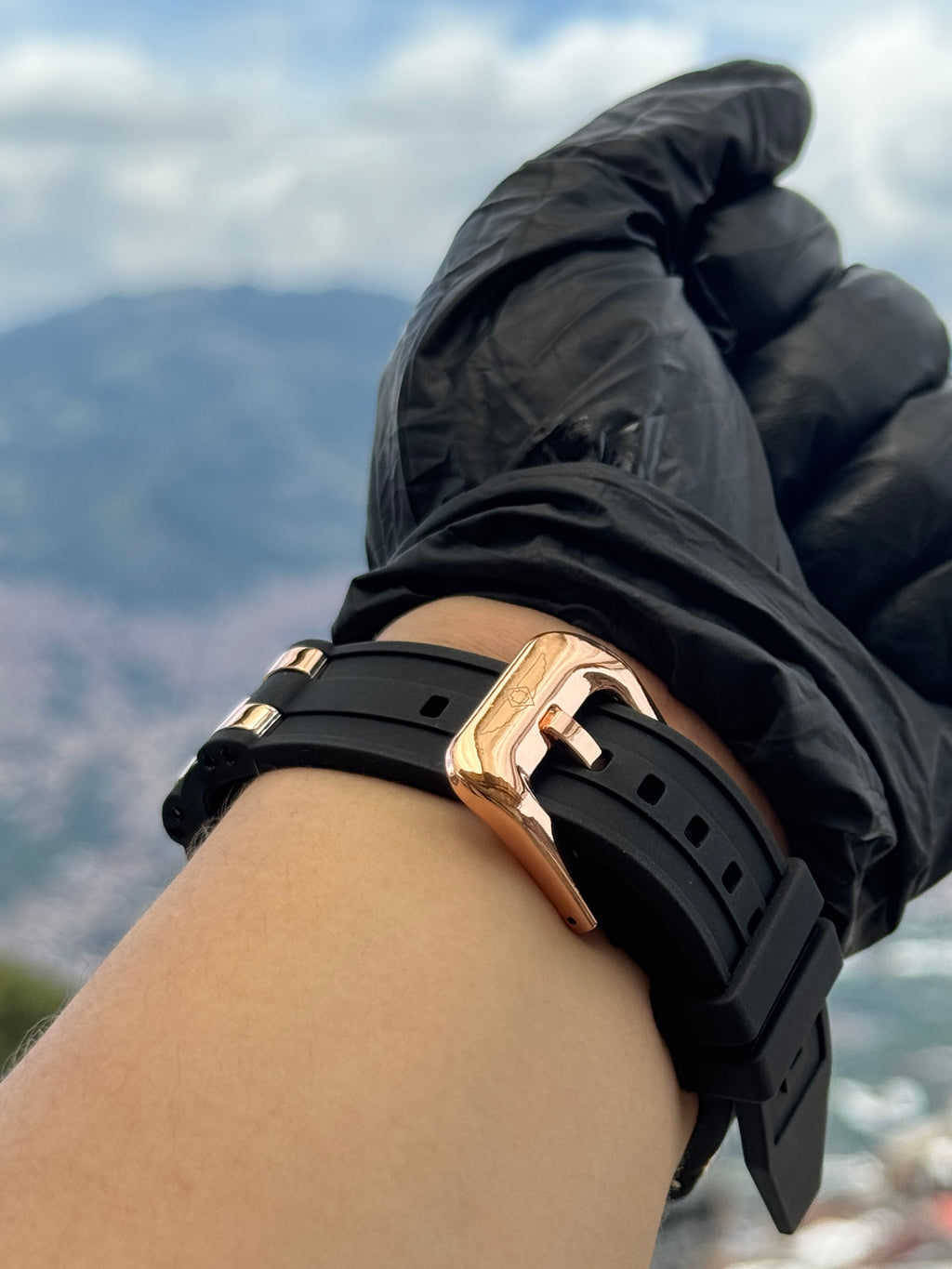 Invct de Mujer 👩 manilla en silicona - Negro - Fondo Oro rosa❤️