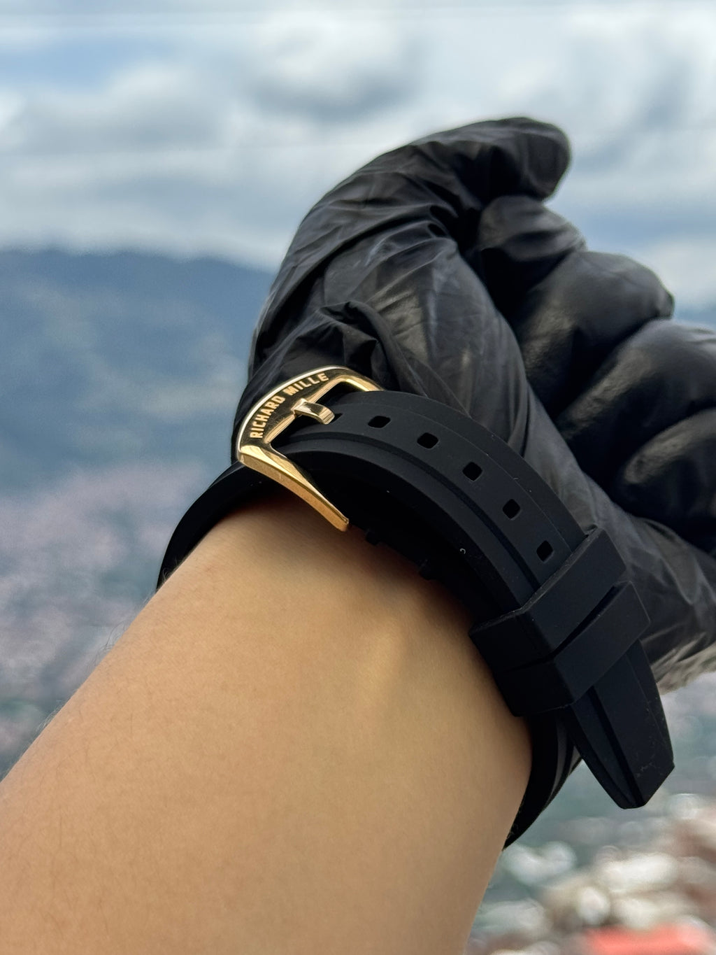 Rchrd Mll Manilla en silicona Negra 🔥 Fondo Dorado💎