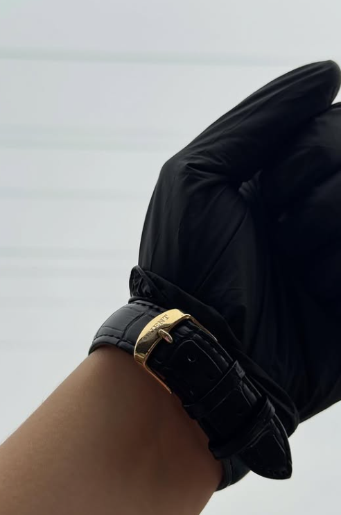 RELOJ DORADO & NEGRO | ELEGANCIA ATEMPORAL