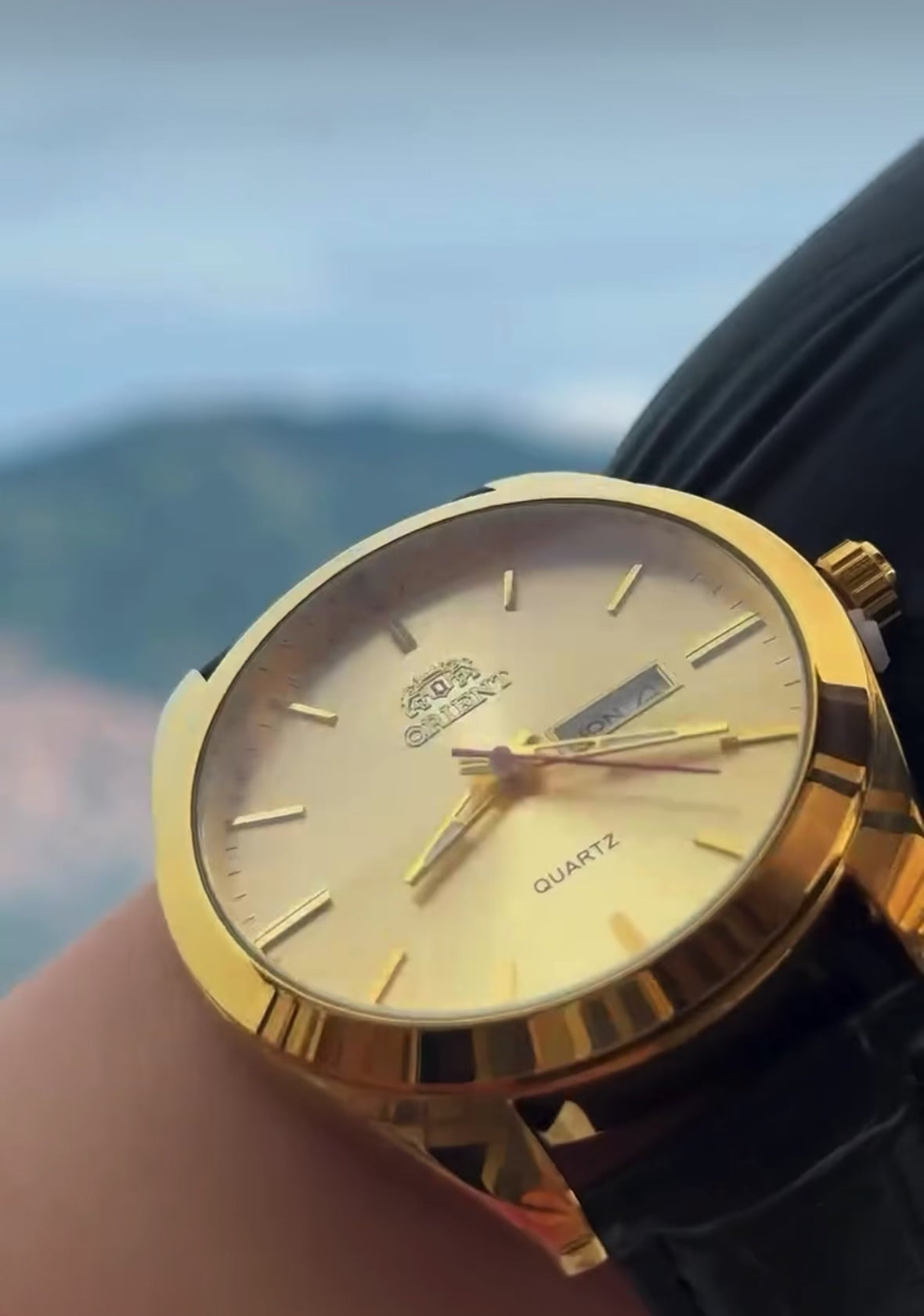 RELOJ DORADO & NEGRO | ELEGANCIA ATEMPORAL